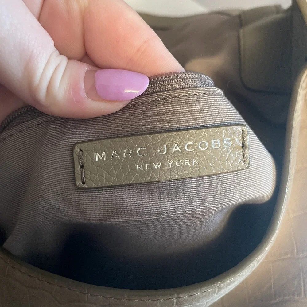 Marc Jacobs Hobo Shoulder Bag Greige Tan Purse Crocodile Embossed Leather